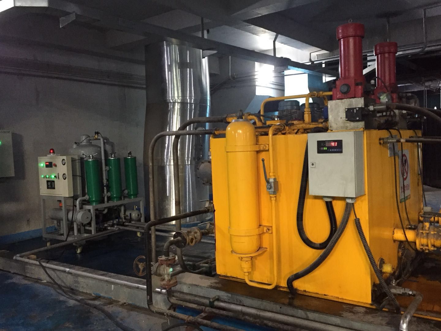 瀘州垃圾發(fā)電廠濾油機現場.jpg